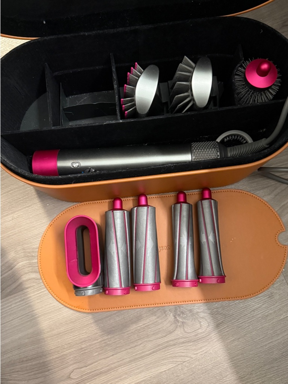 Dyson Air Wrap - like new, freshly sanitized - all accessories included - Picture 4 of 4